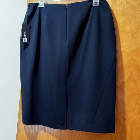 Tommy Hilfiger Navy Suit Separates.  Jacket size 10. Skirt Size 8 - Picture 5 of 7